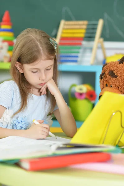 Linda Colegiala Estudiando Casa — Foto de Stock