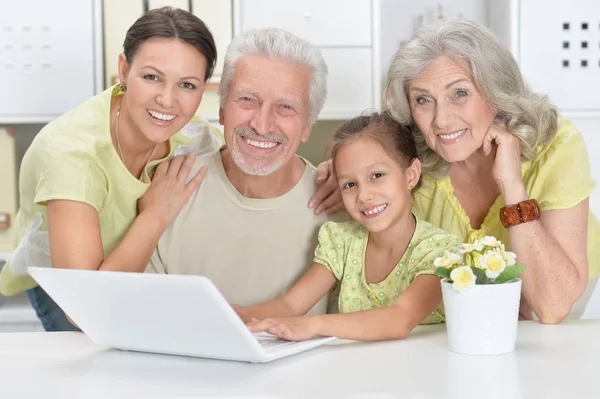 Avós Filha Neta Usando Laptop Juntos — Fotografia de Stock