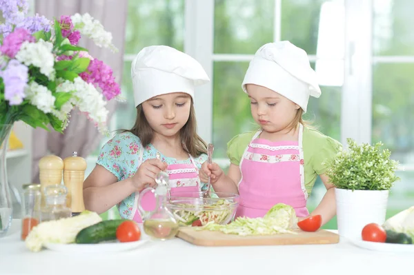 Duas Meninas Adoráveis Aventais Preparando Deliciosa Salada Com Repolho Mesa — Fotografia de Stock