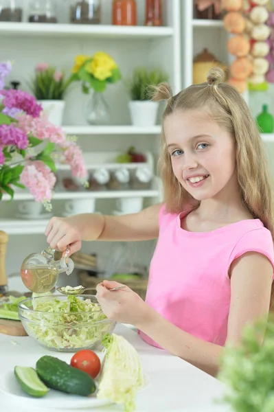 Schattig Meisje Bereiden Heerlijke Verse Salade Keuken — Stockfoto