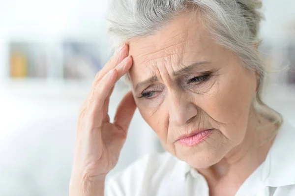 Schöne Traurige Seniorin Mit Kopfschmerzen — Stockfoto