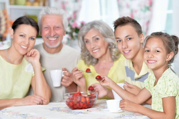 Gran Familia Feliz Comiendo Fresas Frescas Cocina —  Fotos de Stock