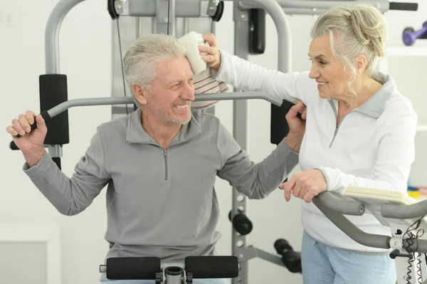 Couple Âgé Souriant Actif Faisant Exercice Salle Gym — Photo