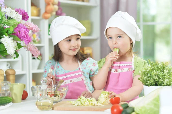 Дві Чарівні Маленькі Дівчата Фартухах Готують Смачний Салат Капустою Кухонному — стокове фото