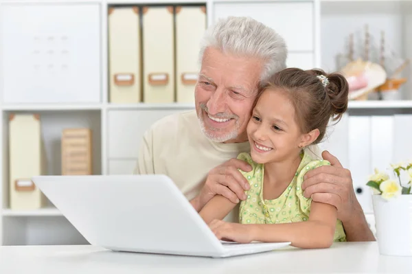 Abuelo Nieta Usando Ordenador Portátil Juntos —  Fotos de Stock