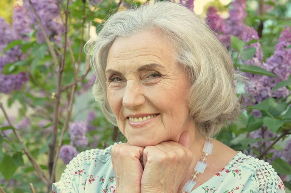 Portret Piękne Kobiety Wyższego Szczebla Lato Park — Zdjęcie stockowe