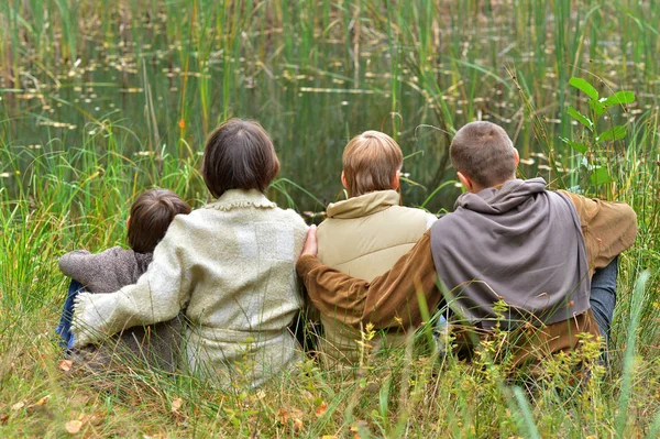 Familia de cuatro en el parque — Foto de Stock