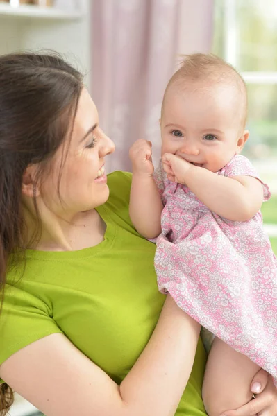 Ung Kvinna Med Baby Flicka Hemma — Stockfoto