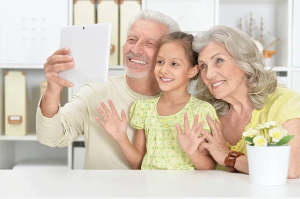 Großeltern Mit Ihrer Enkelin Beim Selfie — Stockfoto