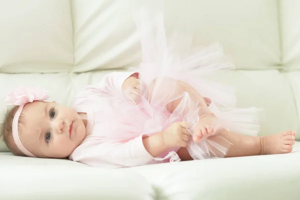 Bonito Adorável Bebê Menina Com Flor Cabeça — Fotografia de Stock