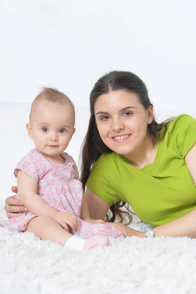 Jovem Com Bebê Menina Casa — Fotografia de Stock