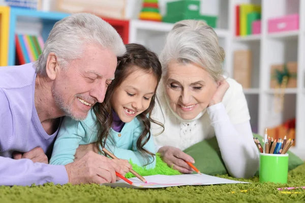 Girl with grandparents drawing picture — Stock Photo, Image