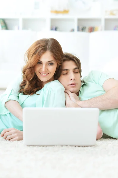 Young couple reading book — Stock Photo, Image