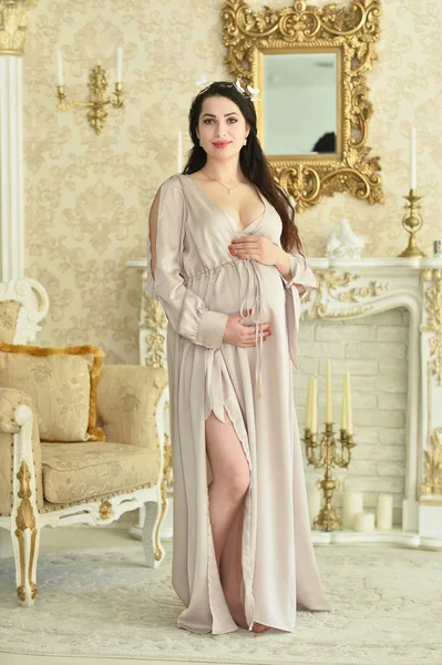 Piękne Kobiety Ciąży Pozowanie Domu — Zdjęcie stockowe