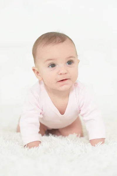 Niedliche Schöne Baby Mädchen Auf Dem Bett — Stockfoto