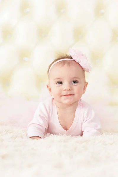 Niedliche Entzückende Baby Mädchen Mit Blume Auf Dem Kopf — Stockfoto