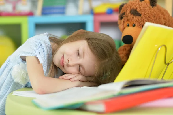 Carino Studentessa Dormire Sul Tavolo Dopo Aver Fatto Compiti Casa — Foto Stock