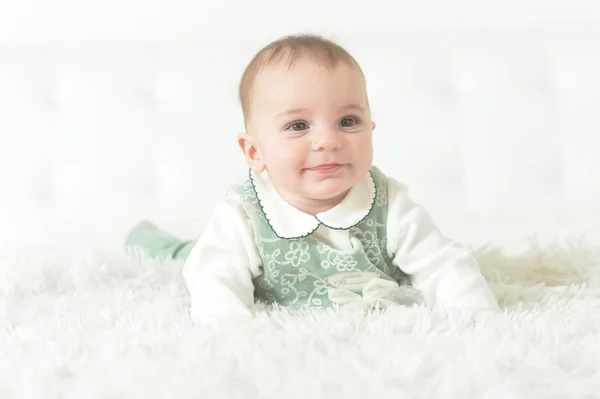 Niedliche Schöne Baby Mädchen Auf Dem Bett — Stockfoto