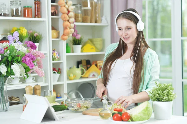 Husband and wife cooking together — Stock Photo, Image