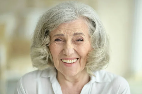 Портрет Счастливой Пожилой Женщины Позирующей Дома — стоковое фото