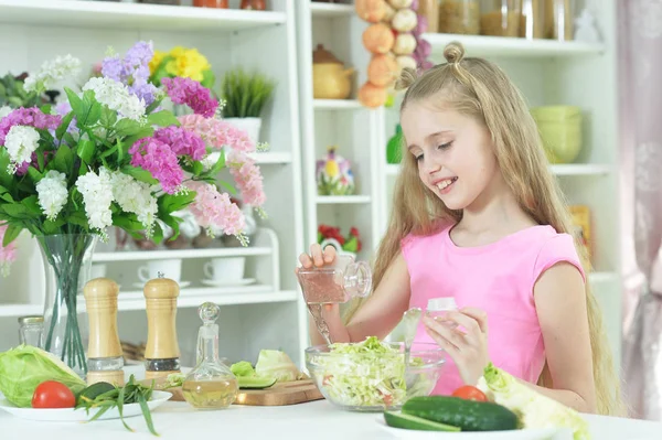Menina Bonito Preparar Deliciosa Salada Fresca Cozinha — Fotografia de Stock