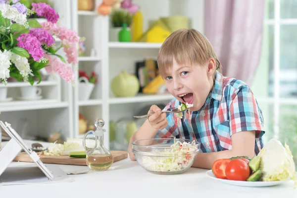 Netter Junge Isst Gesunden Salat Küchentisch — Stockfoto