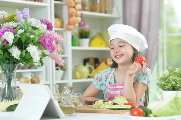 Niedliches Kleines Mädchen Mit Tomate Und Blick Auf Tablette Beim — Stockfoto