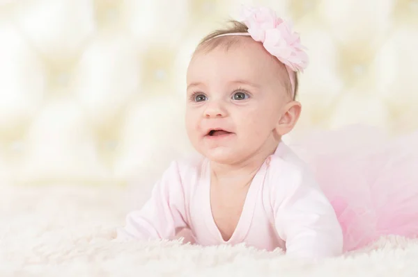 Mignonne Adorable Bébé Fille Avec Fleur Sur Tête — Photo