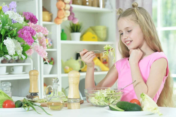 Schattig Meisje Heerlijk Frisse Salade Eten Keuken — Stockfoto