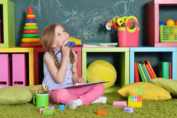 Niña dibujando con lápices —  Fotos de Stock