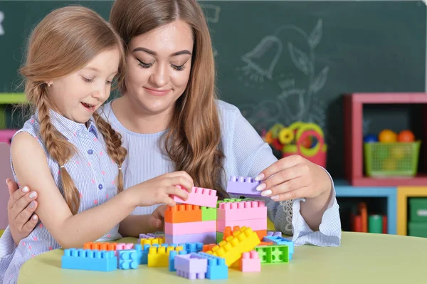 Mor och dotter leker med plast block — Stockfoto