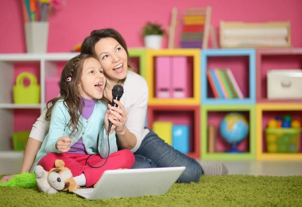 Cute Girl Jej Matka Śpiewać Karaoke Laptopa Siedząc Podłodze Domu — Zdjęcie stockowe