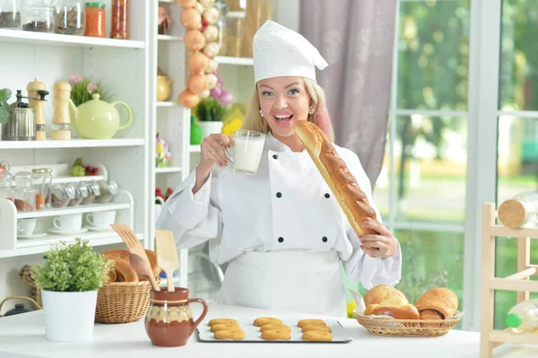 Güzel Genç Kadın Şefler Şapkalı Evde Mutfakta Lezzetli Kurabiyeler Hazırlanıyor — Stok fotoğraf