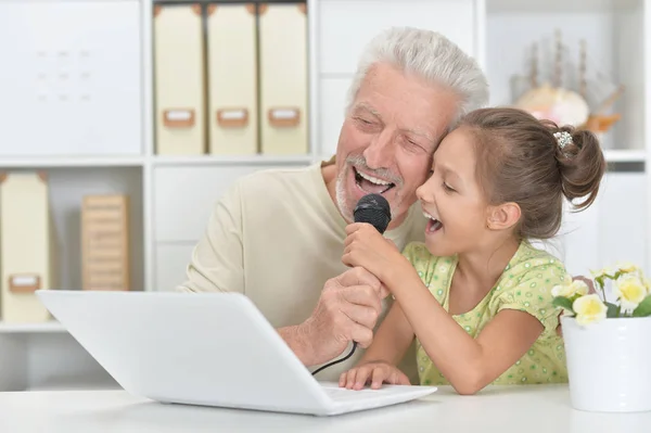 Nonno Emotivo Nipote Che Cantano Karaoke Con Laptop — Foto Stock