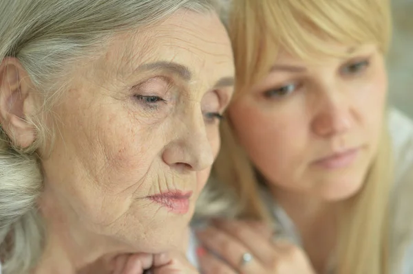 Ritratto Donna Anziana Triste Con Figlia Adulta — Foto Stock