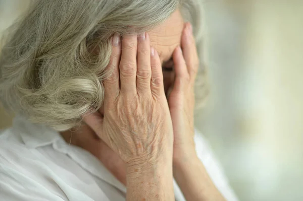 Senior Kobieta Bólem Głowy Trzymając Się Ręce Głowę — Zdjęcie stockowe