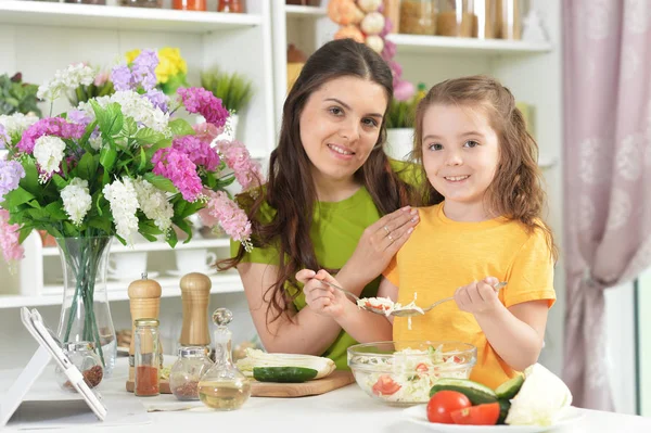 Söt Liten Flicka Med Sin Mamma Laga Mat Tillsammans Vid — Stockfoto