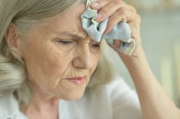 Schöne Traurige Seniorin Mit Kopfschmerzen — Stockfoto