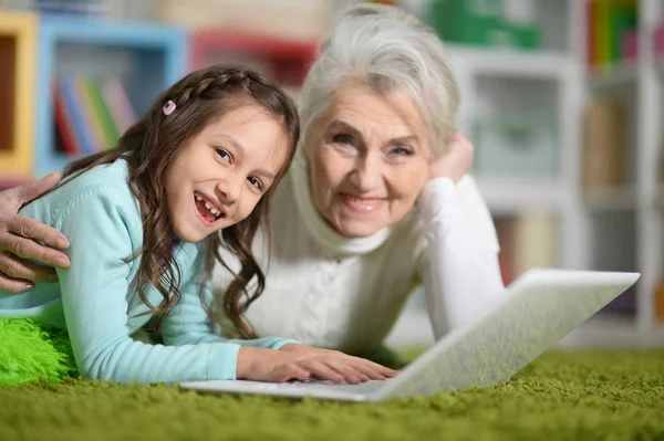 Portret Van Verrast Grootmoeder Dochter Met Behulp Van Laptop — Stockfoto