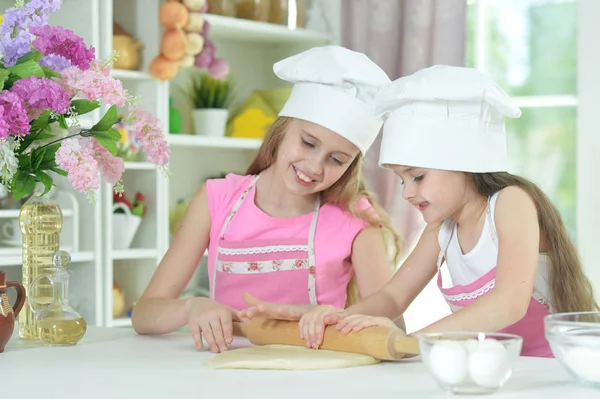 Lindas Niñas Chefs Sombreros Haciendo Masa Cocina Casa —  Fotos de Stock