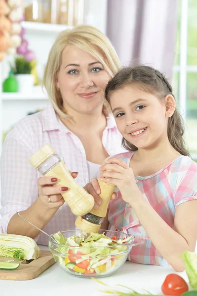 妈妈和女儿一起做饭 — 图库照片