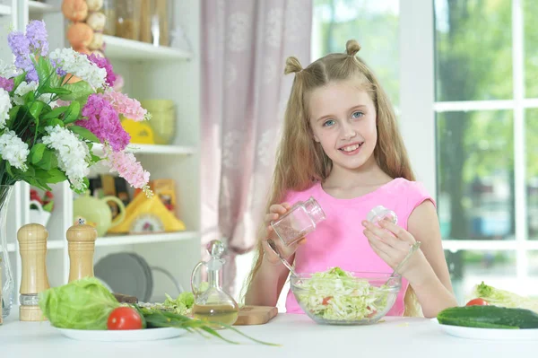 Cute Girl Przygotowanie Pyszne Świeże Sałatki Kuchni — Zdjęcie stockowe