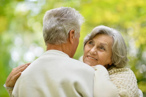 Hermosa Pareja Ancianos Abrazándose Aire Libre —  Fotos de Stock