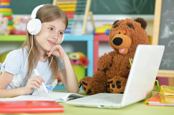 Nettes Schulmädchen Mit Kopfhörern Studiert Tisch Mit Laptop Nach Hause — Stockfoto