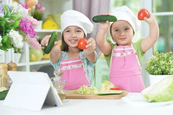 Deux Adorables Petites Filles Dans Des Tabliers Amusant Tout Cuisinant — Photo