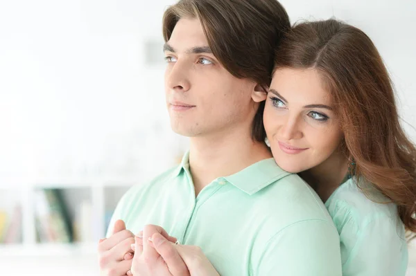 Pareja joven leyendo libro — Foto de Stock