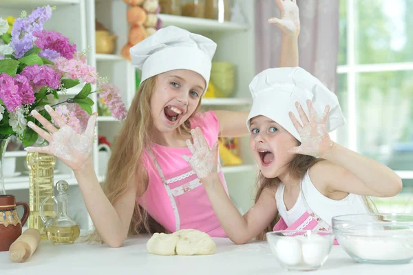 Lindas Niñas Chefs Sombreros Haciendo Masa Cocina Casa —  Fotos de Stock