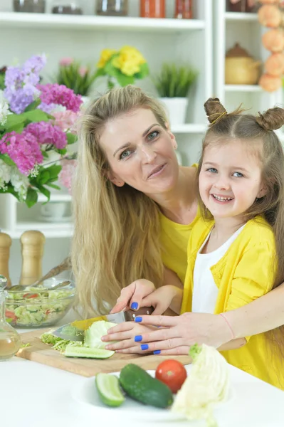 Mother and daughter cooking together — Stock Photo, Image