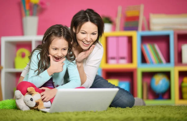 Madre Figlia Utilizzando Computer Portatile Insieme Mentre Seduti Sul Pavimento — Foto Stock