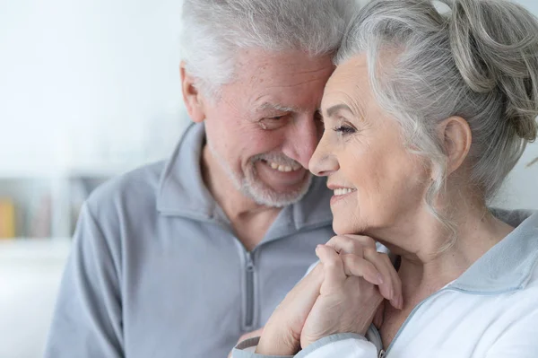 Feliz Pareja Ancianos Posando Casa —  Fotos de Stock